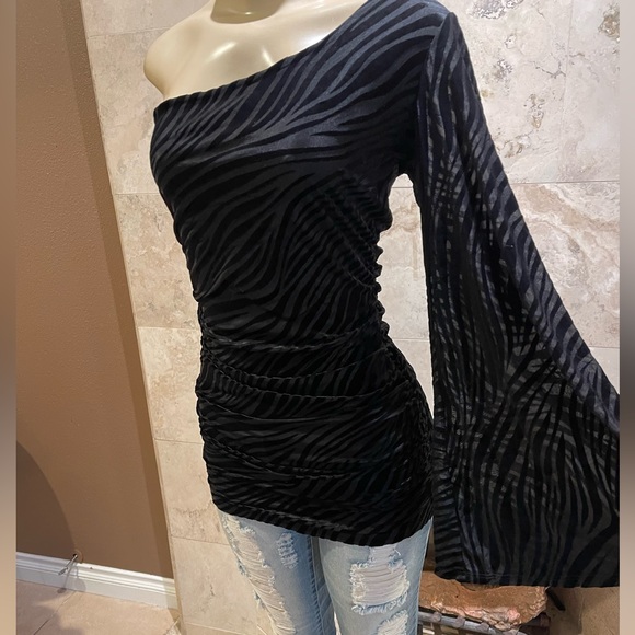 Arden B. One shoulder velvet top in black - Picture 3 of 9